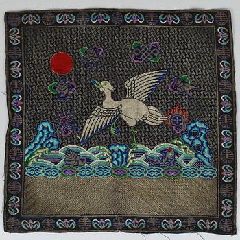 RANGMÄRKEN, 8 st., siden, s.k. Buzis. Ca 28-33 x 29,5-33,5 cm vardera. Kina omkring 1900.