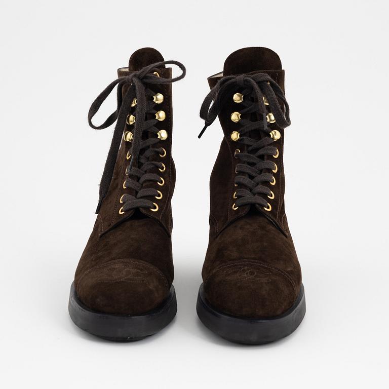 Chanel, a pair of brown suede boots, 1994, French size 39.