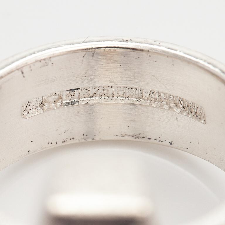 Björn Weckström, Ring "Luminoso", sterlingsilver, munsteinerslipad bergskristall. Lapponia 2009.