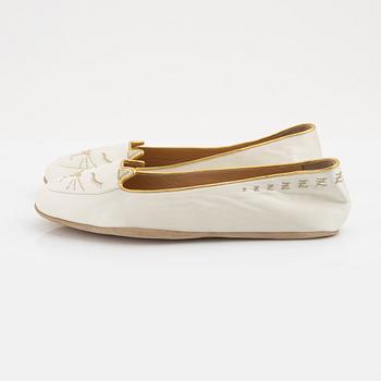Charlotte Olympia, a pair of 'Cat nap' silk flats, a sleeping mask and a toilet bag, size S.