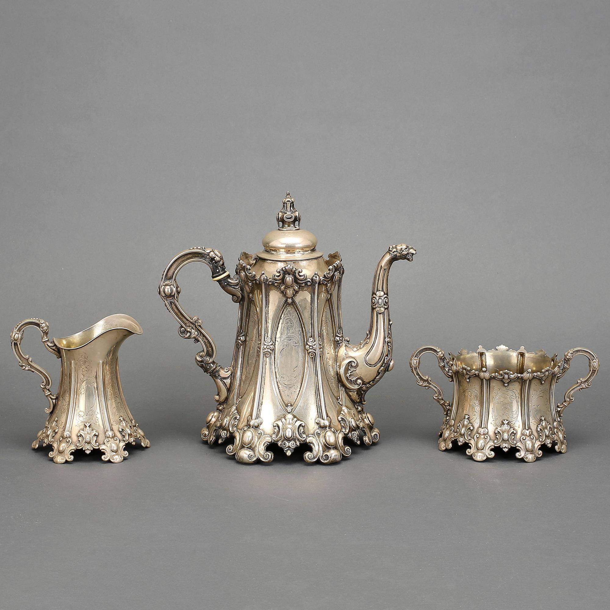 KAFFESERVIS, 3 delar, silver, götisk modell, CG Hallberg, Stockholm 1911-12. Tot ca 1768 gram.