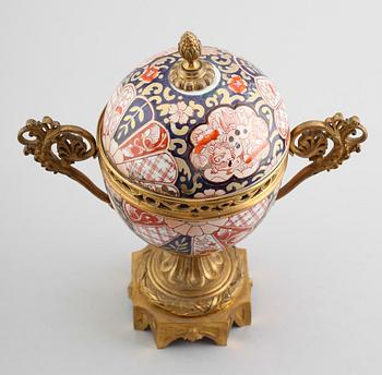 LOCKURNA, porslin, Imari, 1900-talets första hälft.