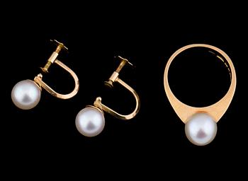 RING SAMT ÖRHÄNGEN, 18 k guld med pärlor. Totalvikt ca 7 g.