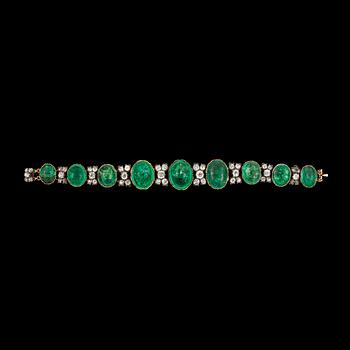 ARMBAND med cabochonslipade smaragder samt gammalslipade diamanter totalt ca 7.00 ct. 1800-tal.