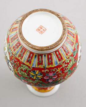 VAS, porslin, Kina, 1900-tal.