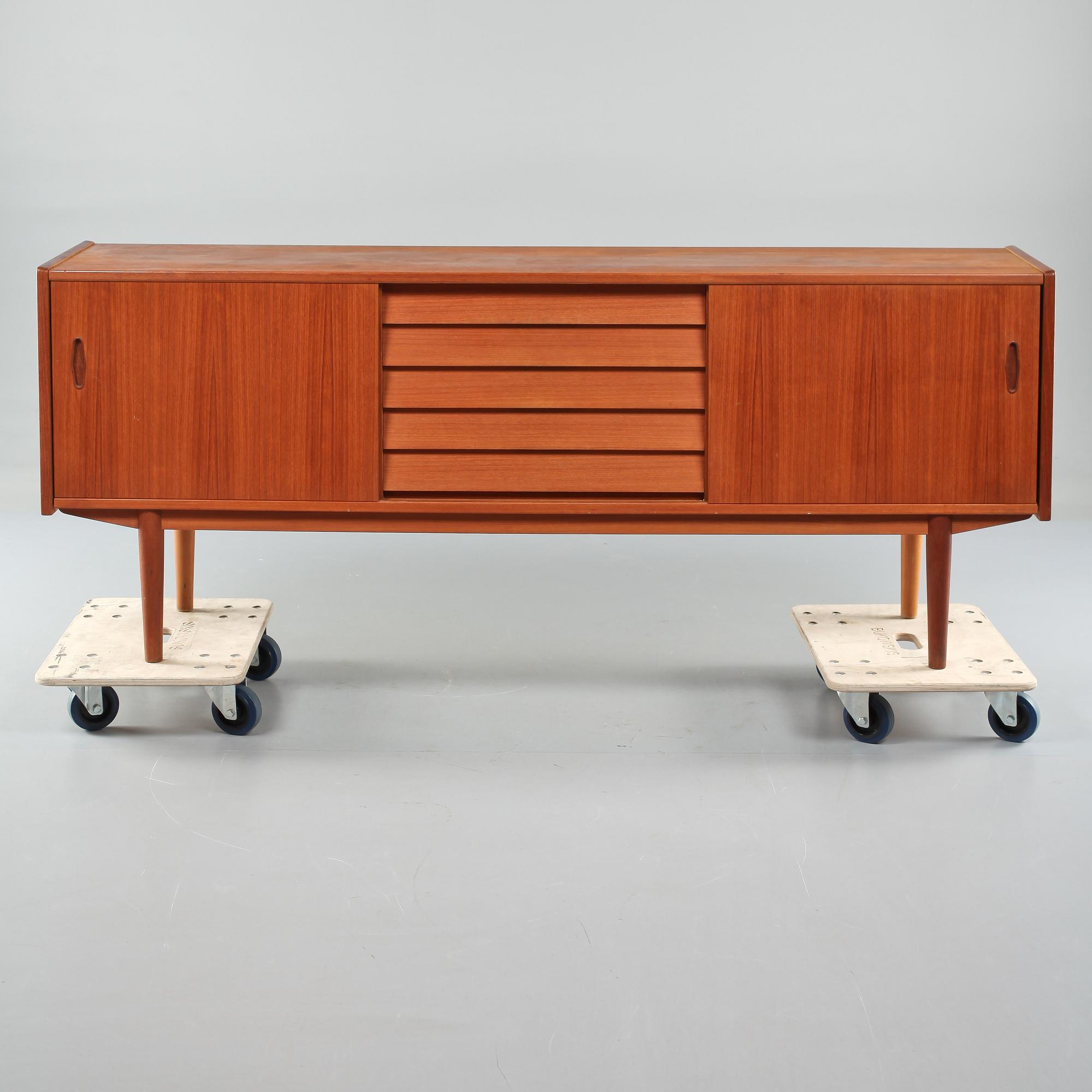 SIDEBOARD, "Trio", Nils Jonsson, Troeds, 1900-talets andra hälft.