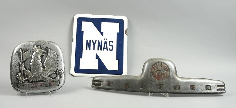 KYLARMÄRKEN, 2 st, Bedford, och EMALJSKYLT "Nynäs", 1900-tal.