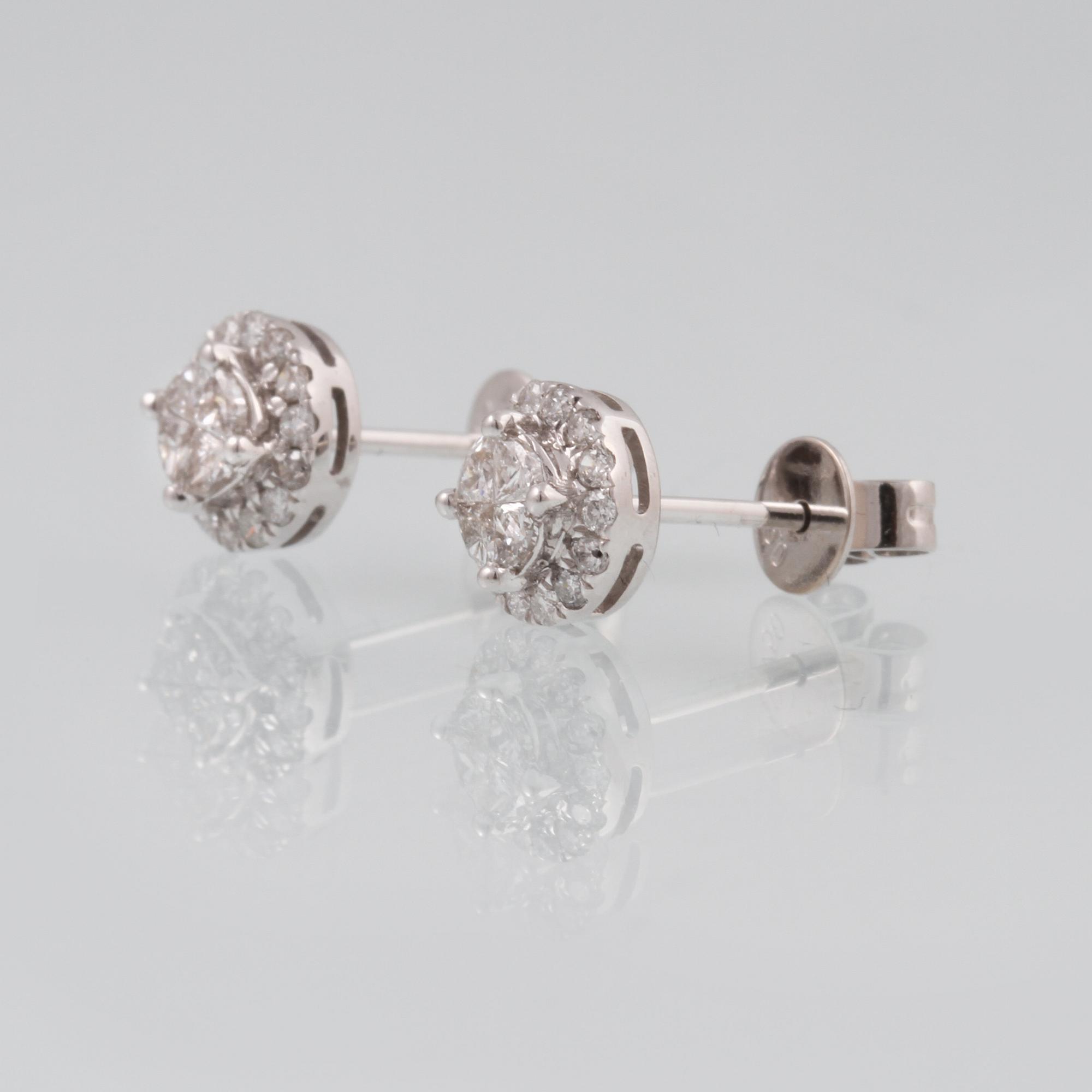 ÖRHÄNGEN, 18K vitguld med briljant och triangelslipade diamanter ca 0.54 ct. Vikt 1,7 gram.