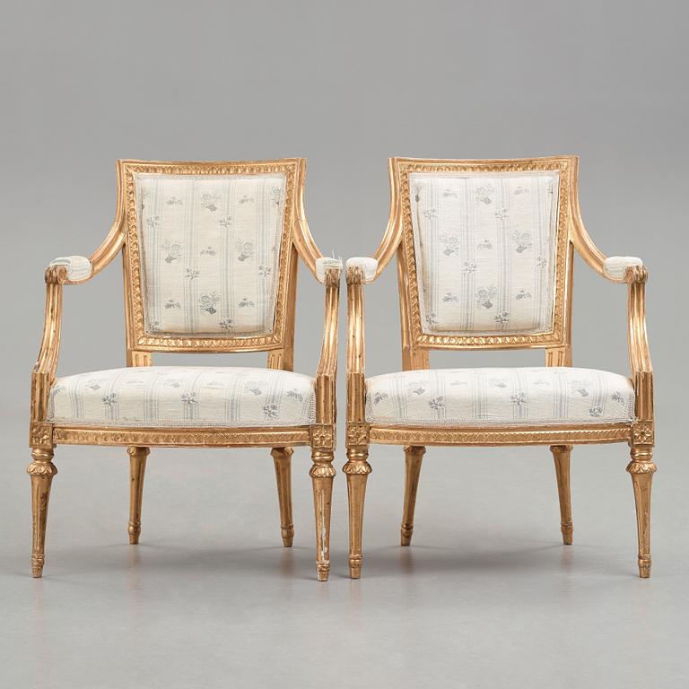 KARMSTOLAR, två stycken mycket snarlika, gustavianska stockholmsarbeten, 1700-talets slut.