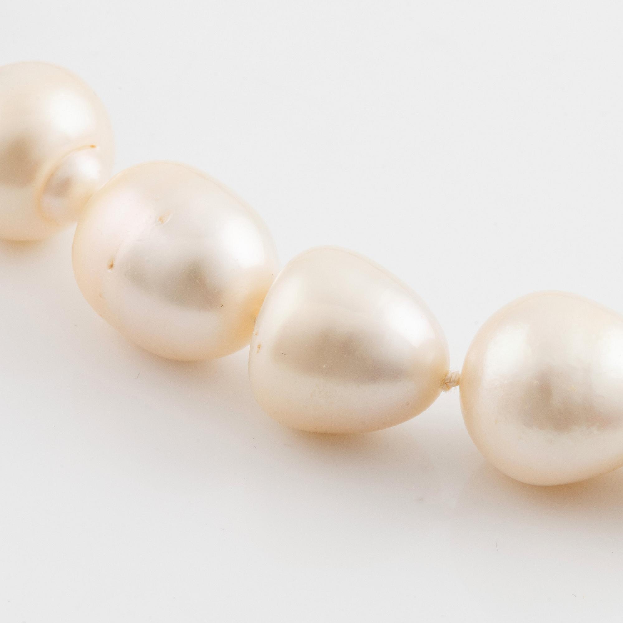 Collier, med odlade Söderhavspärlor, lås 18K guld med briljantslipade diamanter.