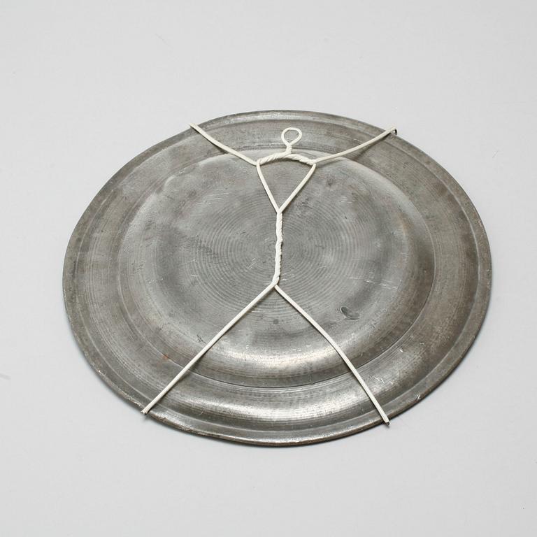 Three pewter plates, 18th/19th century.