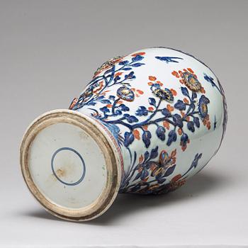 A large imari vase, Qing dynasty, Kangxi (1662-1722).