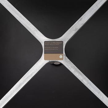 Arne Jacobsen, fåtölj med fotpall, "Ägget", Fritz Hansen, Danmark, 2016.