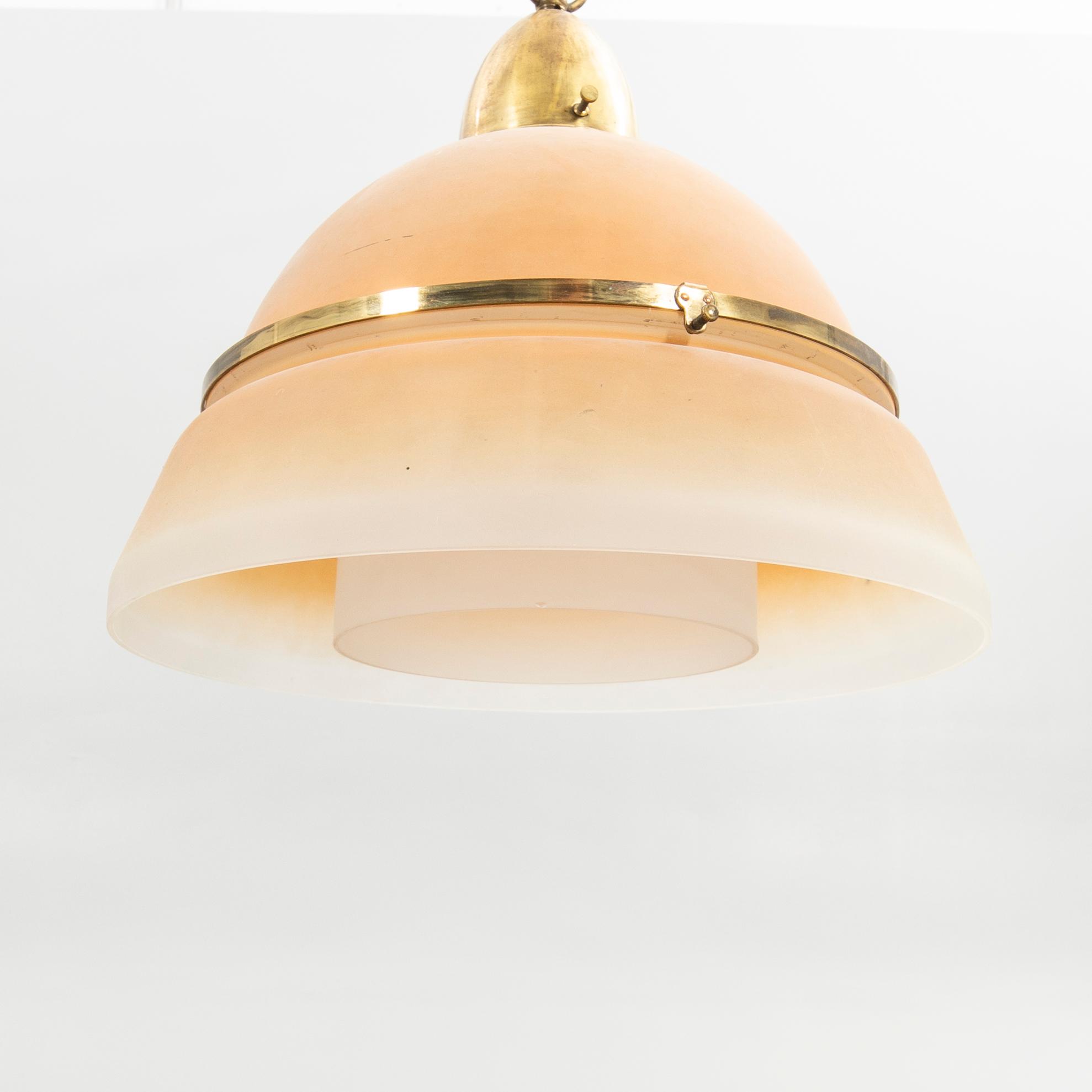 Taklampa, opalöverfång, tvådelad kupa, 1930/40-tal.