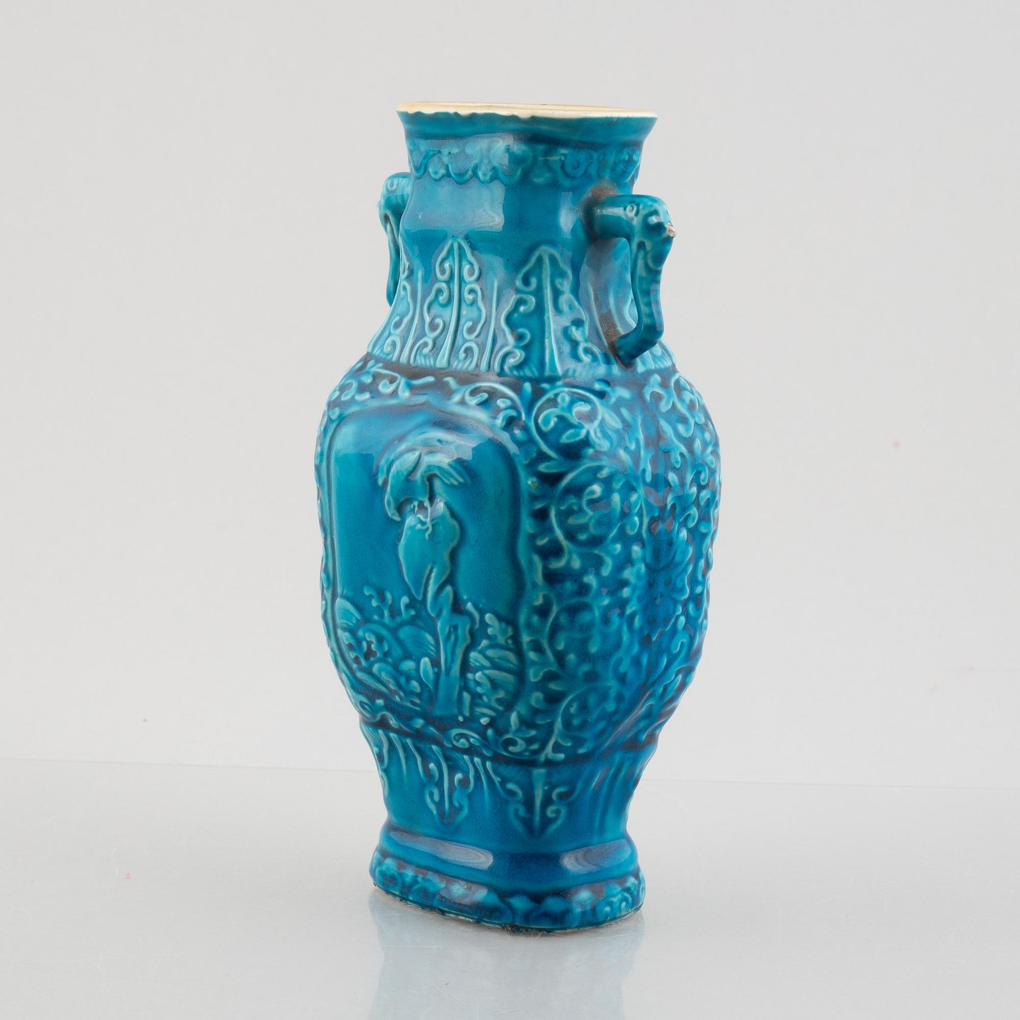 A Chinese turquoise glazed porcelain vase, late Qing dynasty / early 20th century.