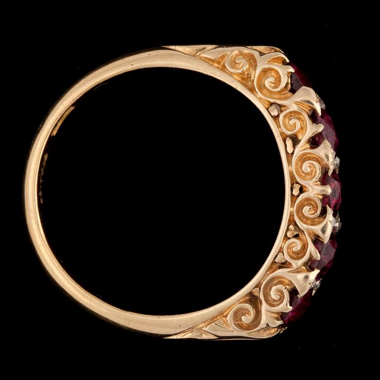 RING, fasettslipade rubiner, tot, ca 2 ct.