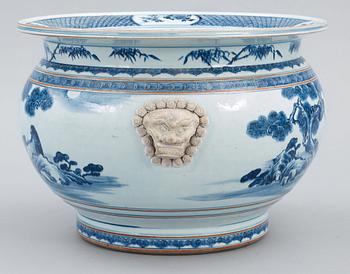 A large blue and white basin, Qing dynasty.