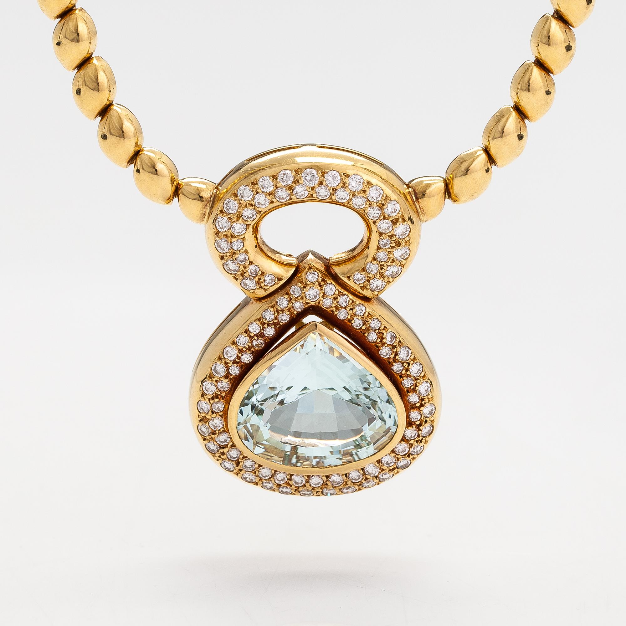 An 18K gold necklace with a ca 18.00 ct aquamarine and brilliant-cut diamonds ca 1.80 ct in total. With certificate.