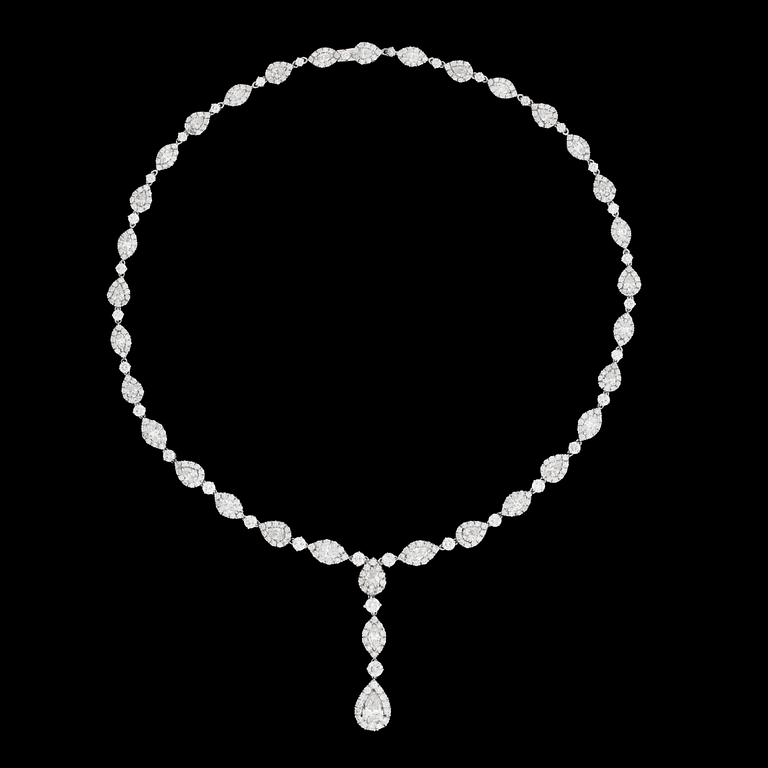 An elegant navette- and brilliant cut diamond necklace, tot 25.54 cts.