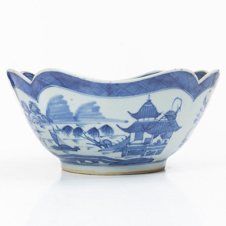 Skål samt serveringsfat, 2 st, porslin, Kina, Qianglong (1735-95) samt Jiaqing (1796-1820).