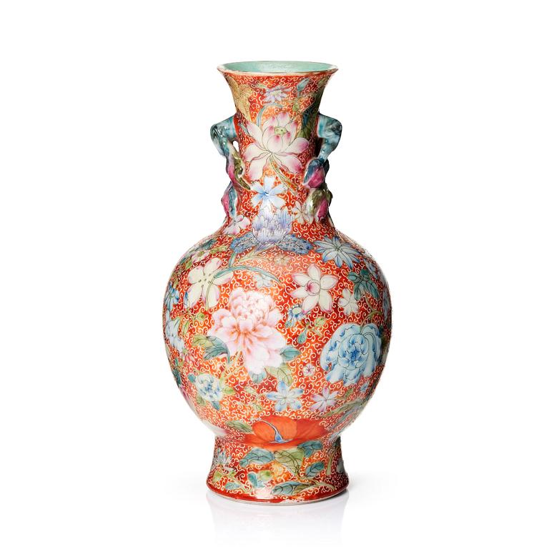 Vas, porslin. Kina, Republik, med Qianlongsmärke.