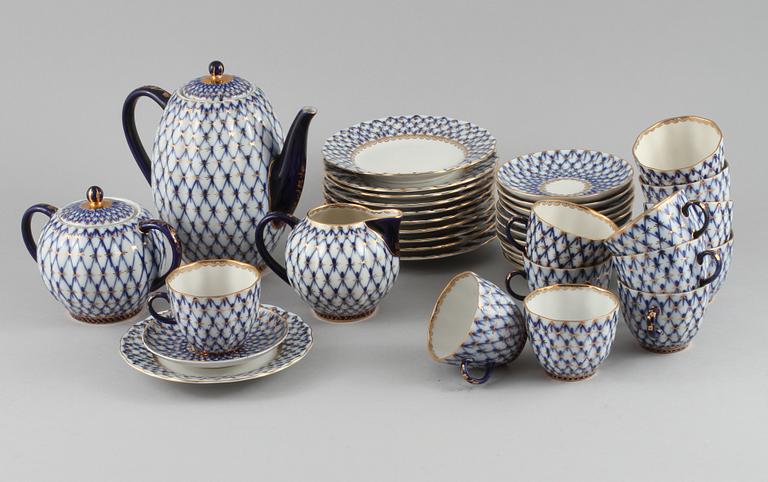 KAFFESERVIS, 26 delar, porslin, "Cobalt Net" Lomonosov, Made in USSR, 1900-talets andra hälft.