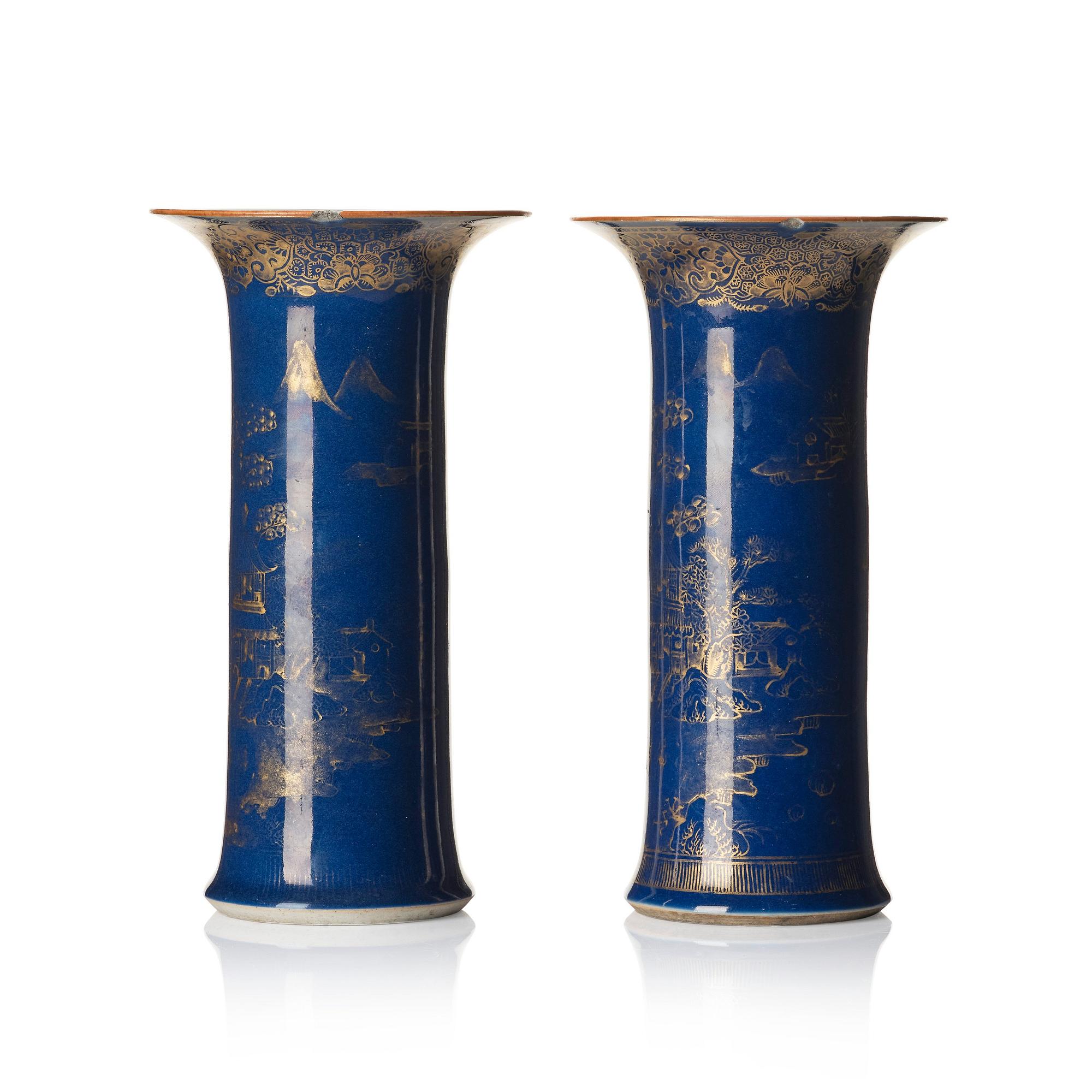 Trumpetvaser, ett par, porslin. Qingdynastin, 1700-tal.
