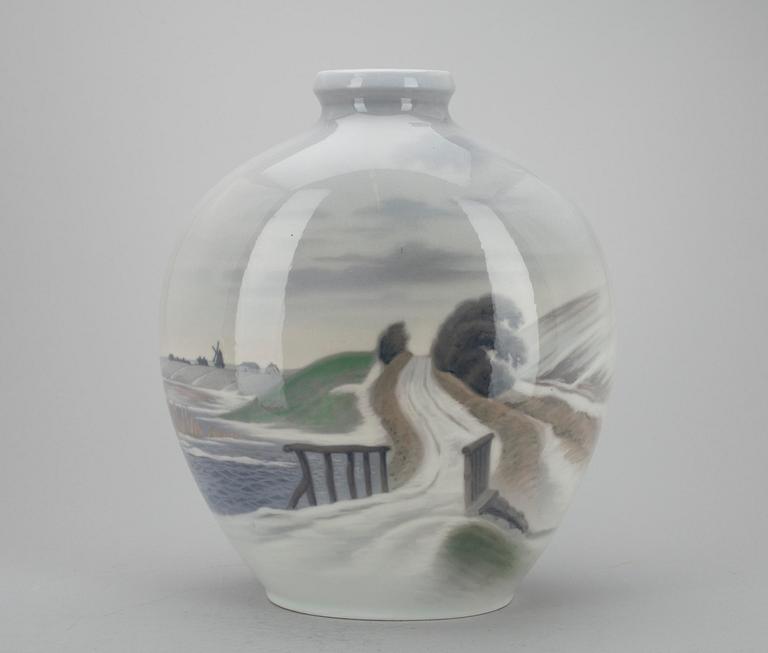 VAS, porslin, Royal Copenhagen, sign. Harald  Henriksen 25/10 48.