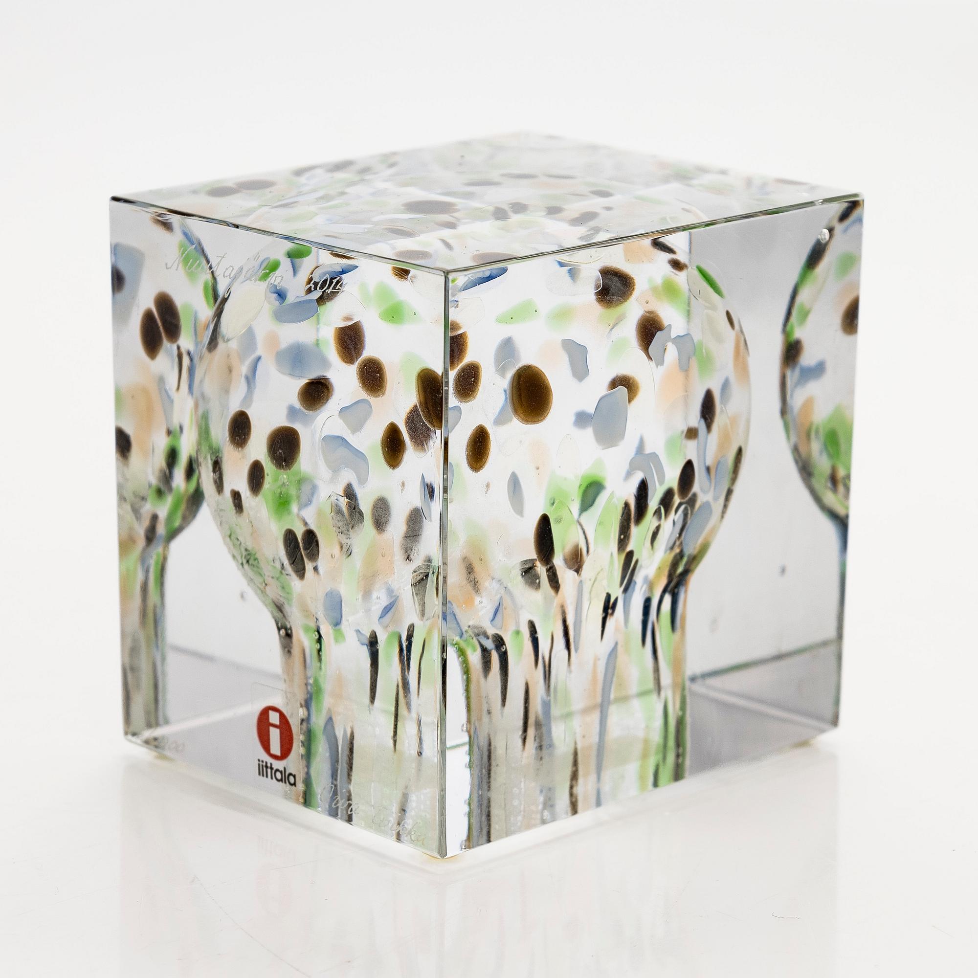 Oiva Toikka, an annual glass cube signed Oiva Toikka Nuutajärvi 2014, numbered 67/2000.