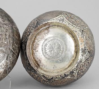 SKÅL SAMT FLASKA, silver, orientaliskt, 1900-tal. Tot vikt 583 g.