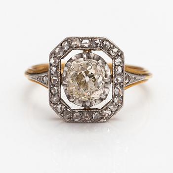 A 15K gold and platinum ring with an old-cut diamonds ca. 0.70 ct and rose-cut diamonds.