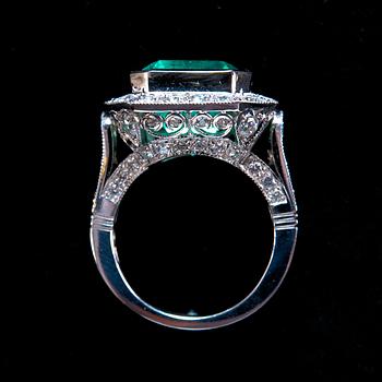 RING, smaragd ca 11,0 ct, diamanter ca 2,25 ct.