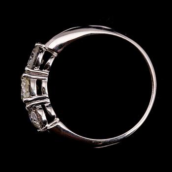 RING, 14 k vitguld, med 3 briljantslipade diamanter totalt 1.31 ct. Total vikt 4 g.