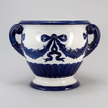 A creamware flowerpot, Göteborgs porslinsfabrik, 1910-20s.