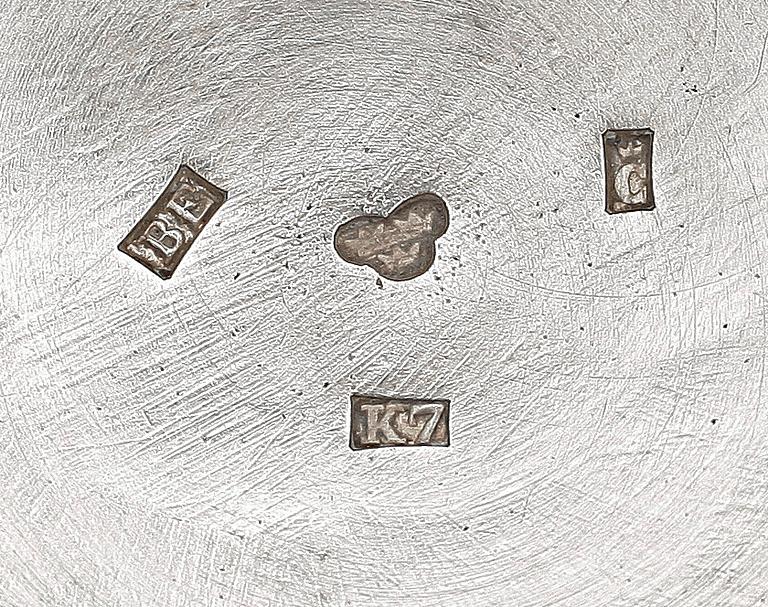 BÄGARE, 7st samt FAT, 3st, silver, bland annat C G Hallberg Stockholm 1907. Total vikt ca 1300g.