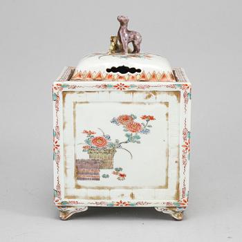 A Japanese kaiemono censer with cover, 19th Century.