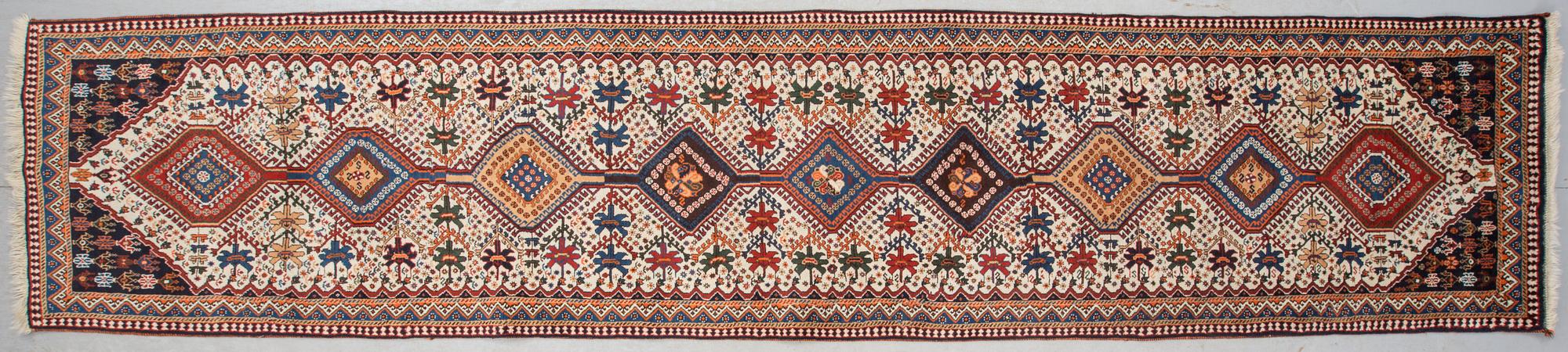 GALLERIMATTA, Shiraz, 1900-talets slut. Ca 429 x 96 cm.