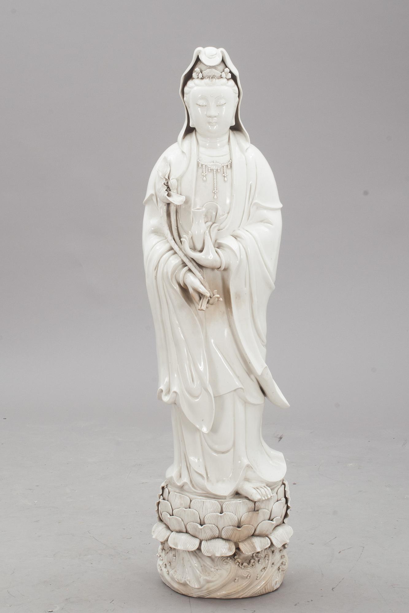 FIGURIN, porslin. Kina Omkring 1900.