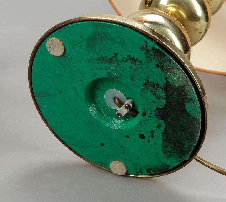 BORDSLAMPA, ett par, gulmetall, omkring 1960.