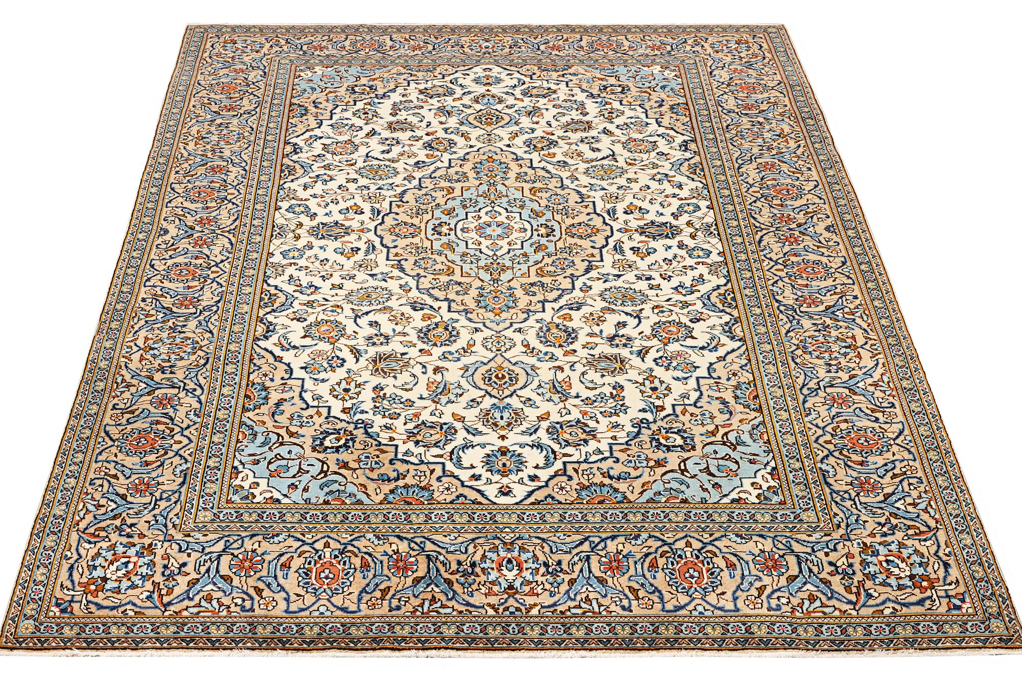 A Kashan carpet, a. 306 x 197 cm.