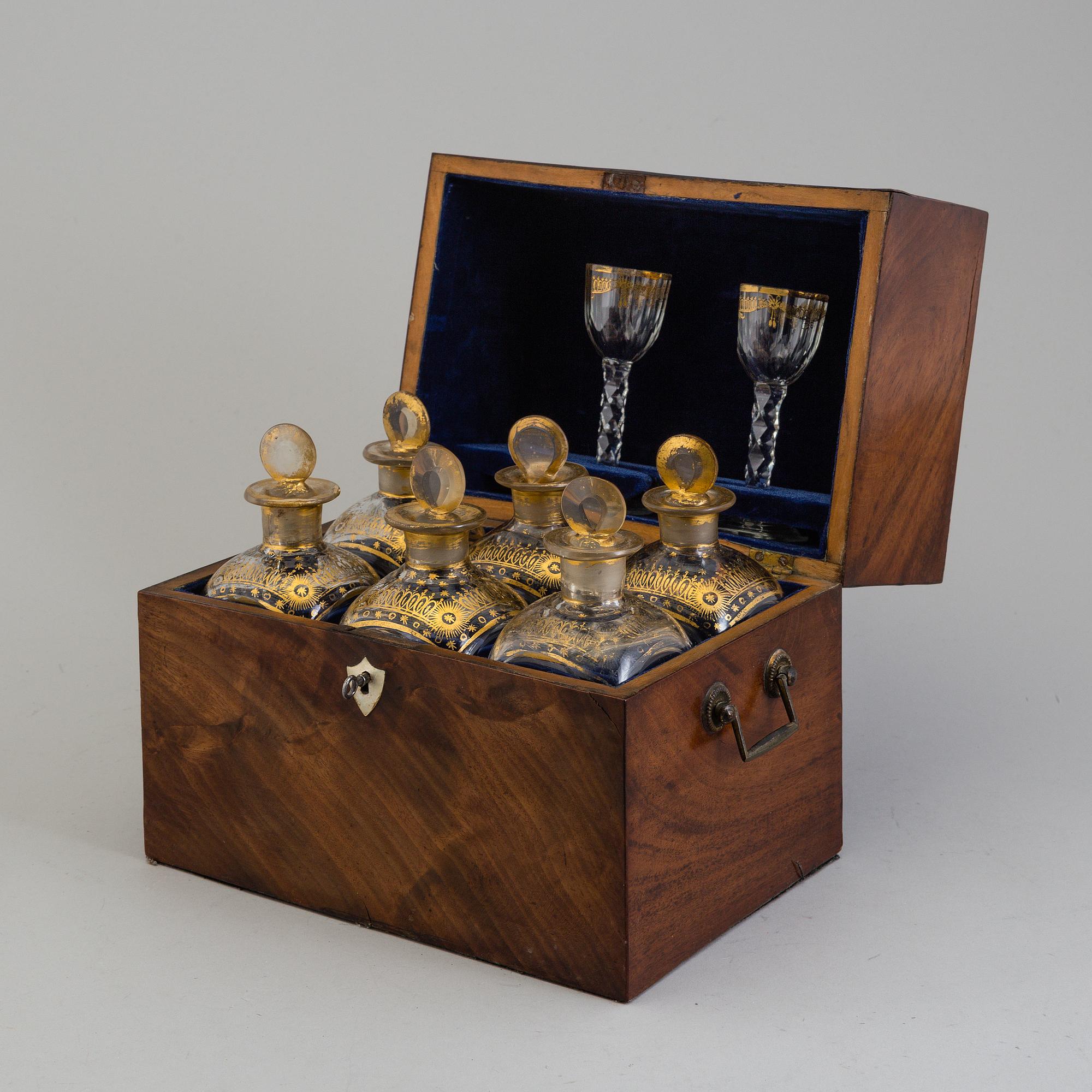 A first half of the 19th century wooden casket containing 6 flasks 2 glasses.