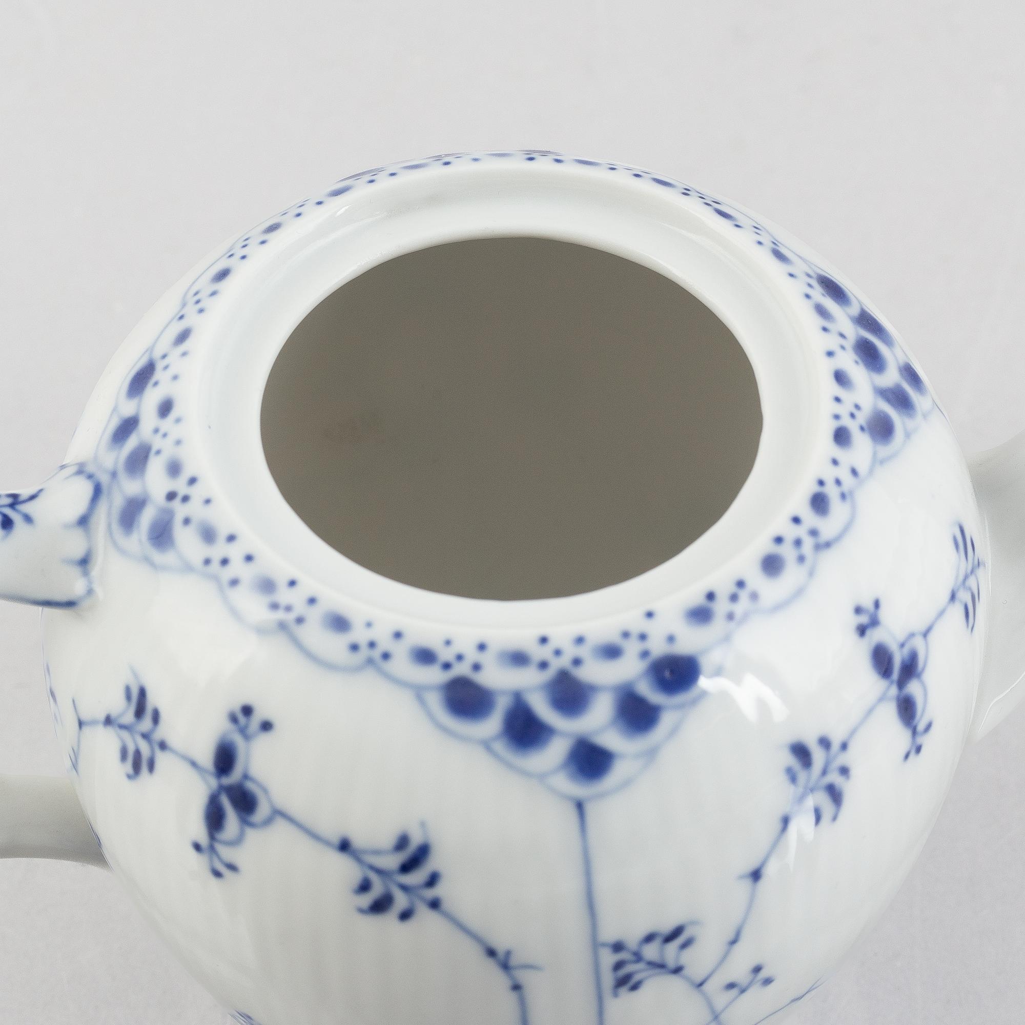 A 'Blue Fluted half lace' / 'Musselmalet' porcelain teapot, Royal Copenhagen, model 259, post 1923.