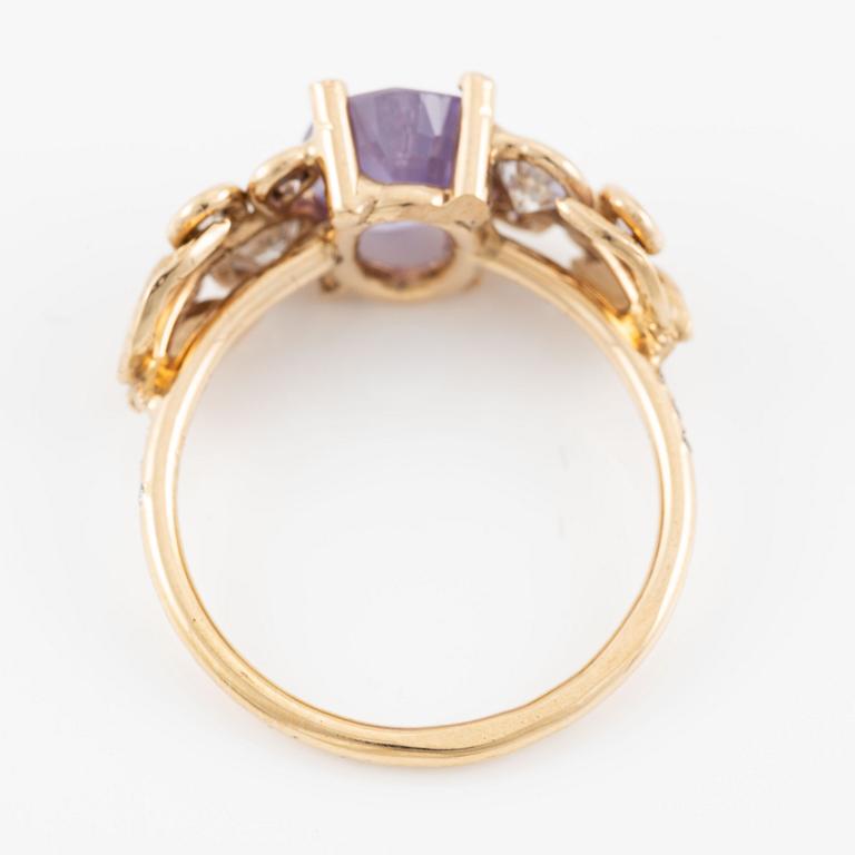 Ring with pink sapphire and brilliant-cut diamonds.