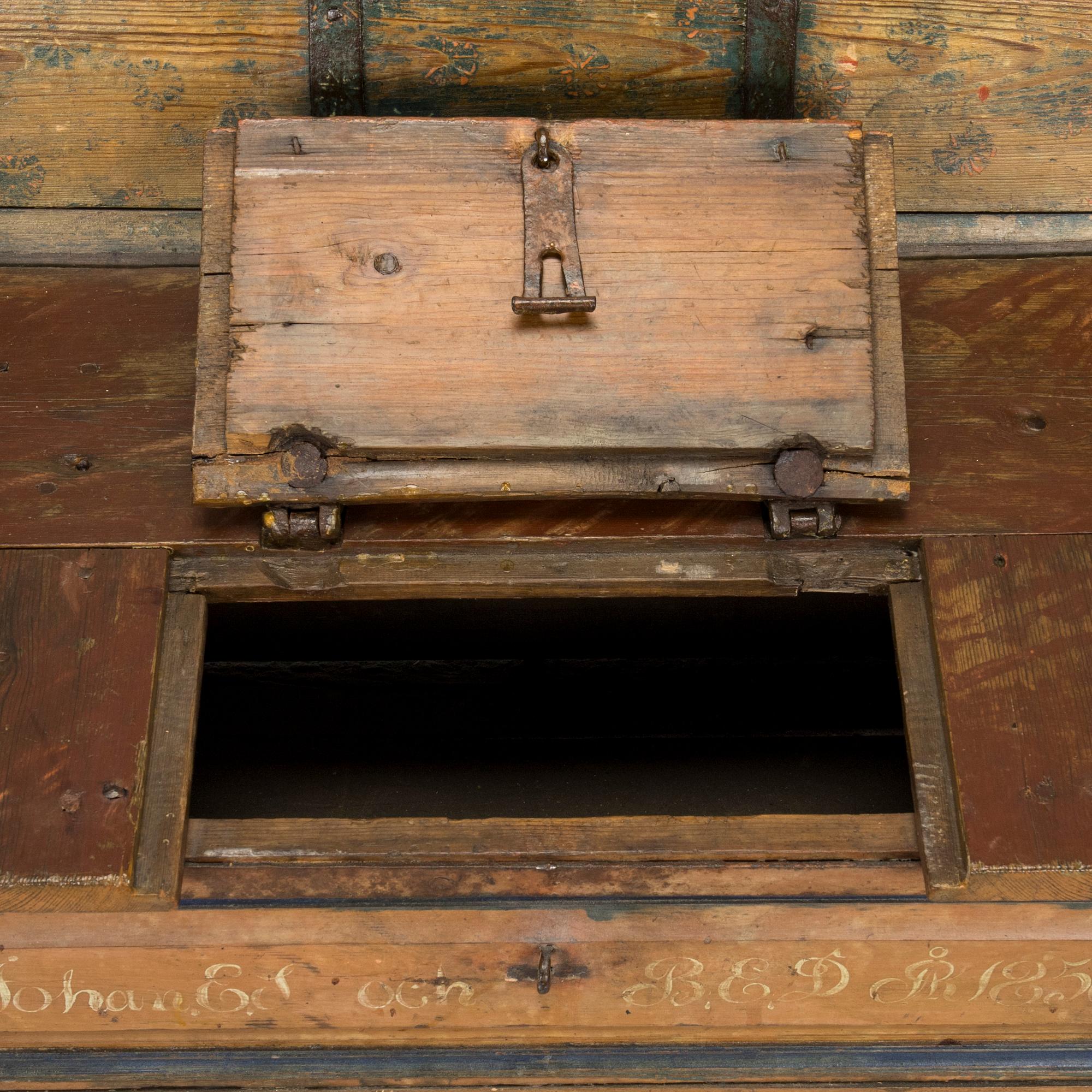 A 19th-century wooden sleigh.