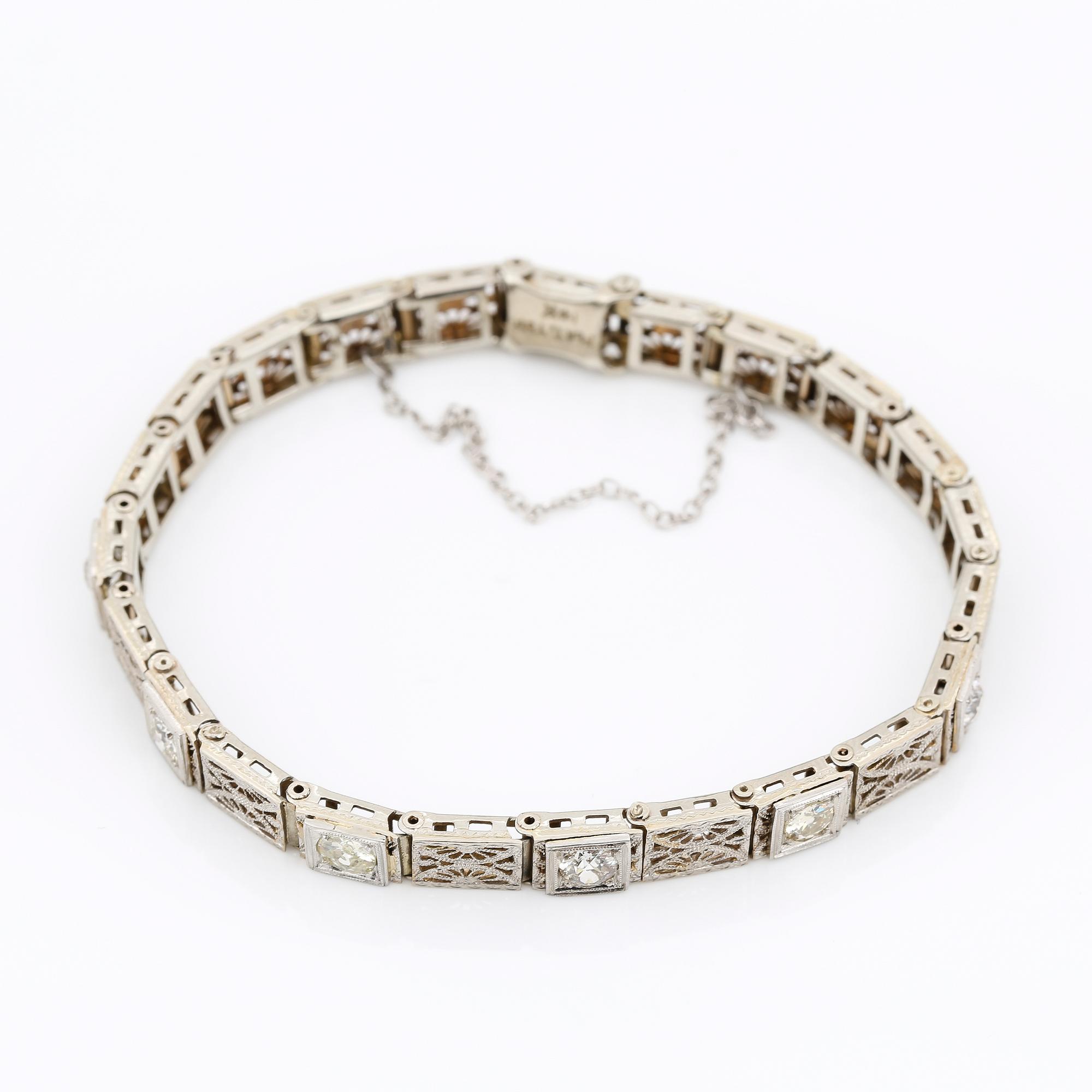 ARMBAND, platina och 14K gultguld med 6 gammalslipade diamanter tot ca 1,35 ct, andra hälft 1800-talet. Vikt 12,60 g.