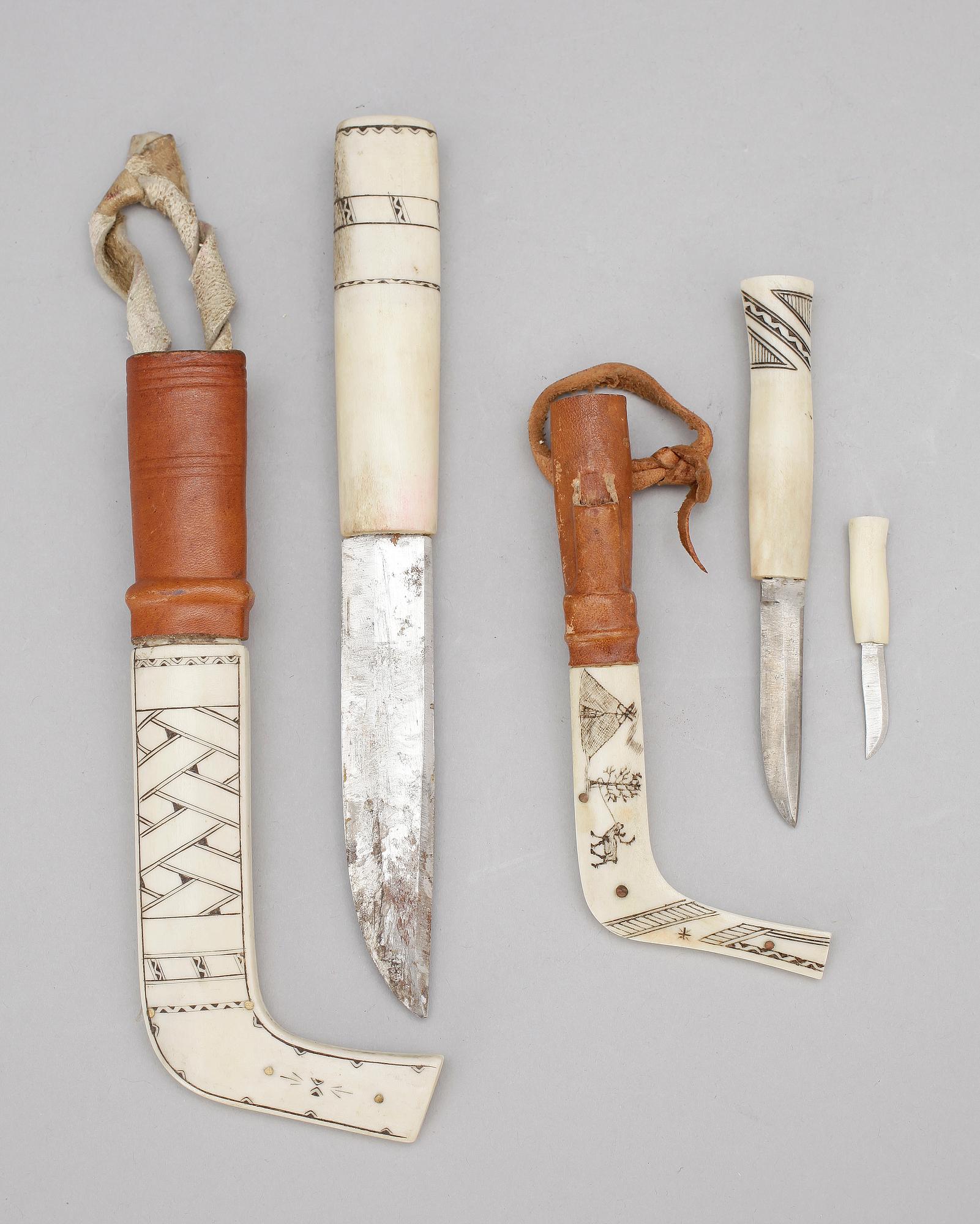SAMEKNIVAR, 2 st, renhorn och läder, 1900-tal.