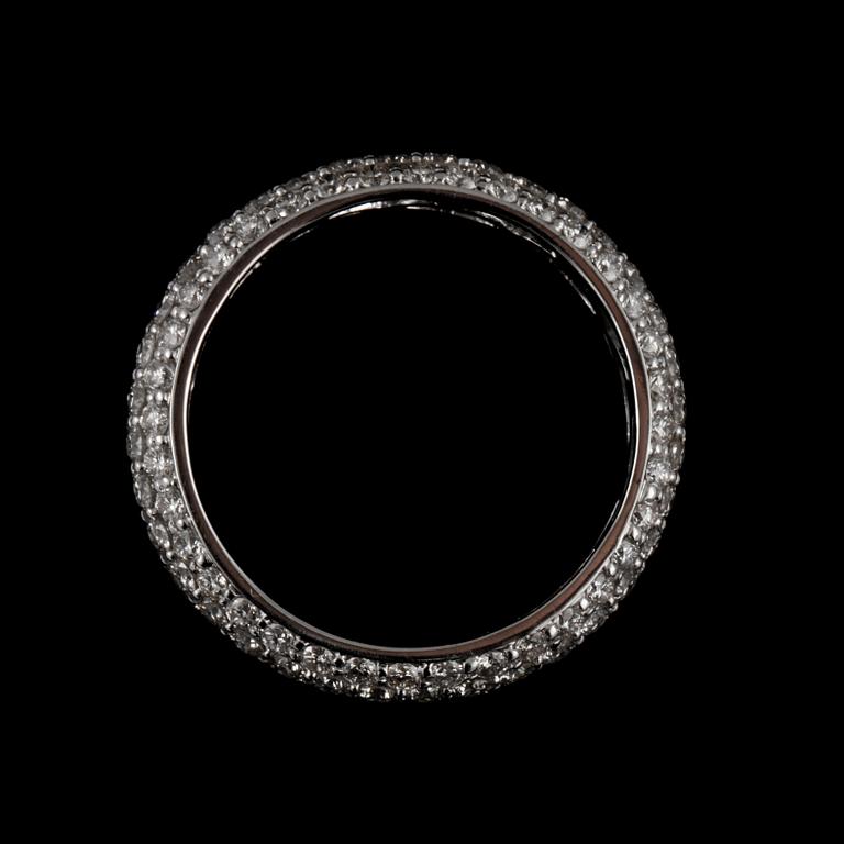 RING, 18k vitguld med 144 briljantslipade diamanter, totalt 2.20 ct. Vikt 3 g.