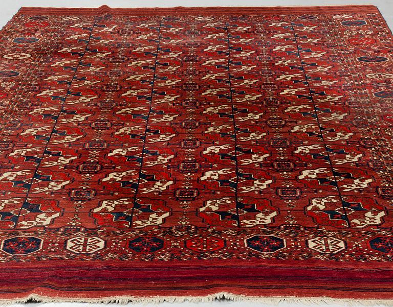 Matto, an antique Tekke main carpet, ca 287-293,5 x 207-219,5 cm (as well as 1 cm flat weave at the ends).