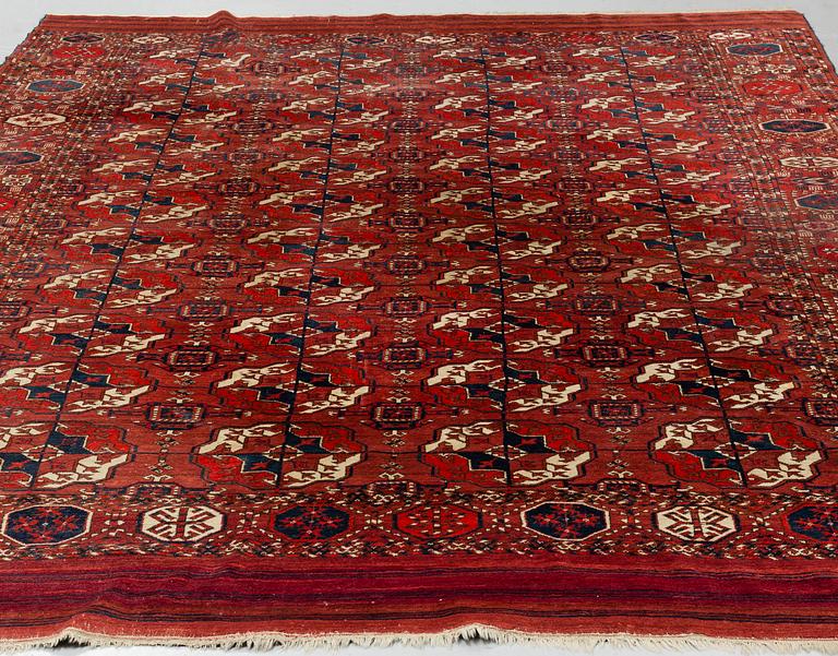 Matta, antik Tekke huvudmatta, ca 287-293,5 x 207-219,5 cm (samt kortsidorna med 1 cm slätväv).