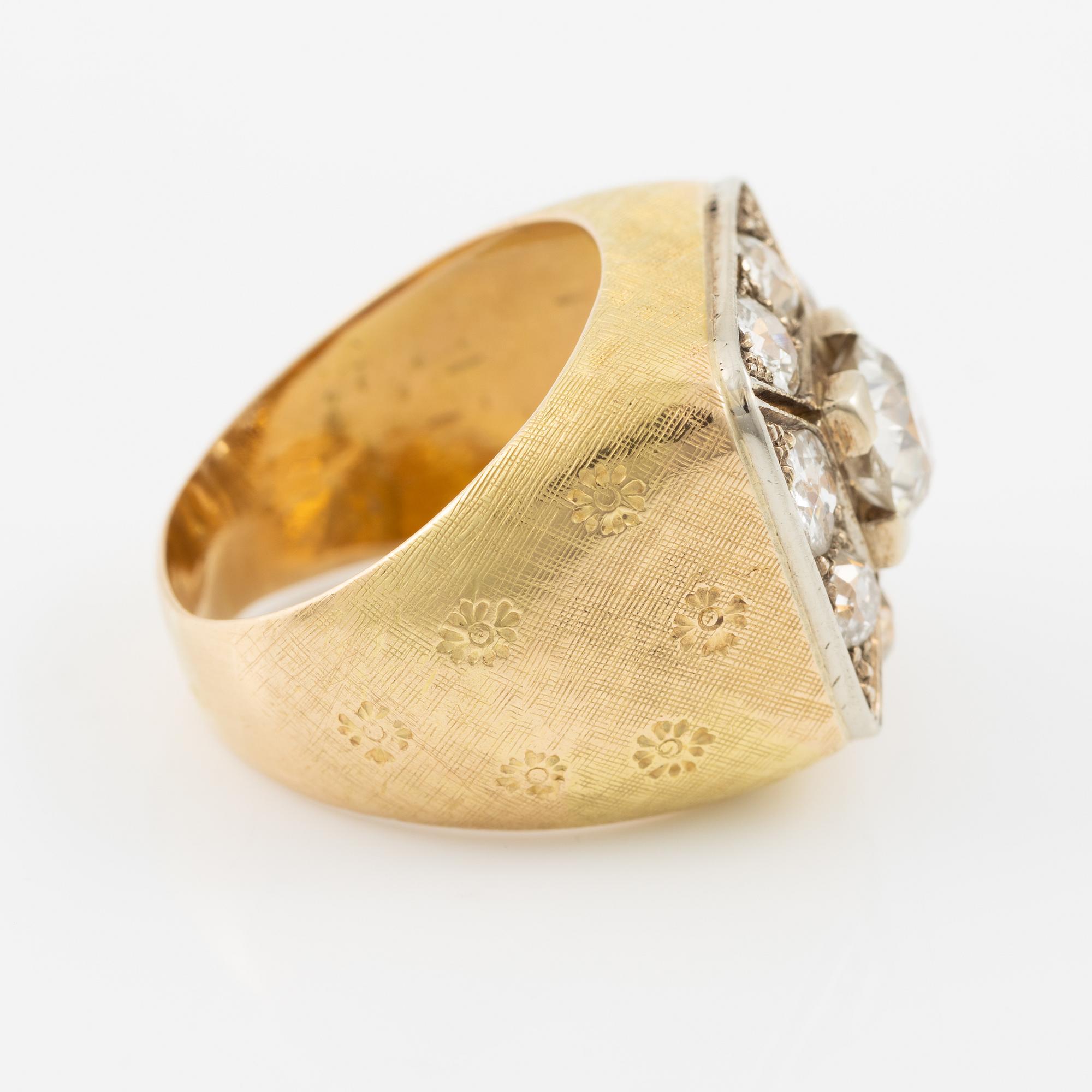Ring in 18K gold set with old-cut diamonds.